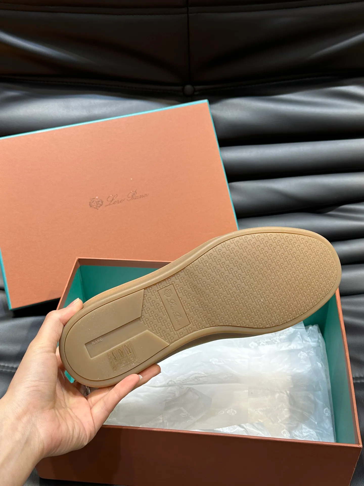 p420 Men's Shoes New 🆕Lp Old Money Style Men's Low-top Casual Tennis Shoes Loro Piana's high-end series has launched sports shoe styles made of soft cowhide. The breathable properties and flexible texture of natural materials make the sneakers both functional and comfortable. The high-quality metal-free tanning and tumble process highlights the natural texture of the leather, while the camel-colored sole and white rubber trim create a double-layer sole effect, making it an everyday shoe that can easily create a lazy and casual style! Size: 39-44 (45, 46 customized